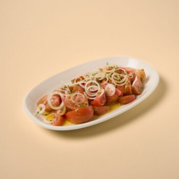 ensalada de tomate, aove y cebolleta